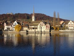 Letzte Herbstfarben bei stahlblauem Himmel in Stein am Rhein (Bild: Hubert Koch)