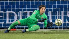 Yann Sommer, Torhüter, Note 5. Muss rasch zweimal hinter sich greifen. Danach hält er aber mehrfach stark.