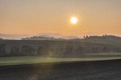 Herbstlicher Sonnenuntergang in Richtung Hinterthurgau bei Stettfurt. (Bild: Thomas Segenreich)