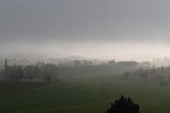 Ein weiterer Blick im Nebel vom Schloss Dottenwil gegen Wittenbach. (Bild: Benedict Keel)