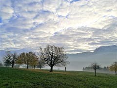 Wunderbare mystische Morgenstimmung mit den Schafswolken am Himmel, dem Dunst und Nebel. Im Hintergrund sieht man die Pilatuskette. (Bild: Urs Gutfleisch (Malters, 22. November 2018))