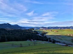Im Entlebuch konnte man am Morgen im Sonnenlicht die tolle Aussicht auf die wunderbare Landschaft geniessen. (Bild: Urs Gutfleisch (Rengg, 23. November 2018))