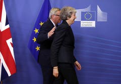 Vor dem Brexit-Gipfel haben sich die Unterhändler der EU und Grossbritanniens auf eine politische Erklärung zu den künftigen Beziehungen nach dem Brexit geeinigt – aber sie sind noch längst nicht am Ziel. Die Unterhändler verständigten sich auf eine Option, die zunächst bis Ende 2020 vorgesehene Übergangsphase nach dem Brexit einmal um «bis zu einem oder zwei Jahre» zu verlängern. Bild: Olivier Matthys/AP