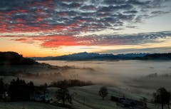 Zwischen Nebelmeer und Wolkenband in Gähwil. (Bild: Roland Hof)