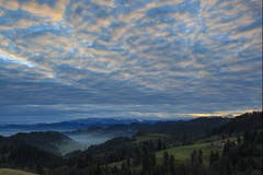 Morgenstimmung zwischen Nebel und Wolken über dem Toggenburg. (Bild: Roland Hof)