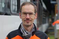 Schrubbt den Thurbo-Zug sauber: Disponent Stuart Arpagaus. (Bild: Sandro Büchler)