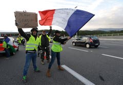 Im Zusammenhang mit den Protesten der Bürgerbewegung «Gelbe Warnwesten» ist in Frankreich eine zweite Person bei einem Verkehrsunfall ums Leben gekommen. Die Bewegung protestiert gegen die geplante Erhöhung der Diesel- und Benzinsteuer.Bild: Claude Paris/AP