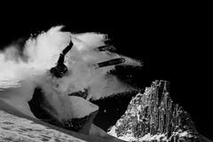 Region Vals, Graubünden, Schweiz; Skier: Nicolas Falquet; hinten: Zervrailahorn