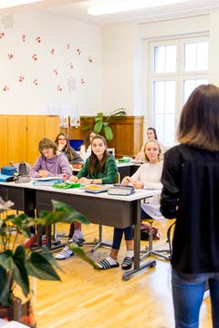 Die Klasse 3b im Schulzimmer.
