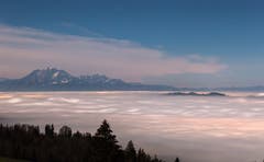 Pilatus über dem Nebelmeer. (Bild: Daniel Hegglin (Zugerberg, 22. November 2018))