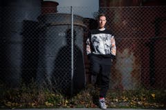 Nach dem Überflieger-Album «Kryptonit» legt der Solothurner Rapper Manillio nun «Plus Minus» vor. Auch dabei gibt er den grüblerischen Denker – eine Rolle, die ihm gut steht. Sein neues Album ist zwar sein leichtfüssigstes, aber es gibt bei Manillio kein Plus ohne Minus. Es klingt immer ein bisschen wie ein Herbsttag unter der Nebeldecke.Bild: Boris Bürgisser