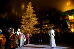 Das Christkind zündet den Weihnachtsbaum an am Weihnachtszauber Luzern auf dem Eisfeld Luzern beim Europaplatz Luzern am Samstag, 24. November 2018. (Bild: Philipp Schmidli)