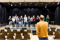 Fast jede Klasse ist auch eine Band: die Klasse 3b beim Proben. (Bilder: Mareycke Frehner)