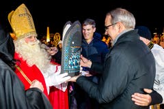 Der Samichlaus übergibt ein Geschenk an den Luzerner Stadtpräsident Beat Züsli am Weihnachtszauber Luzern auf dem Eisfeld Luzern beim Europaplatz Luzern am Samstag, 24. November 2018. (Bild: Philipp Schmidli)