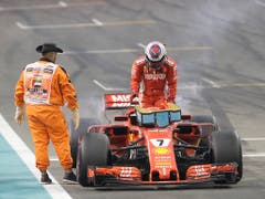 Kimi Räikkönen steigt nach dem Elektrikschaden letztmals aus dem Ferrari - 2019 sitzt der Finne im Alfa Romeo Sauber (Bild: KEYSTONE/AP/LUCA BRUNO)