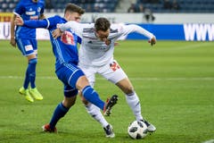 Luzerns Idriz Voca (links) versucht dem Basler Luca Zuffi den Ball zu stehlen. (Bild: Alexandra Wey / Keystone (Luzern, 25. November 2018))