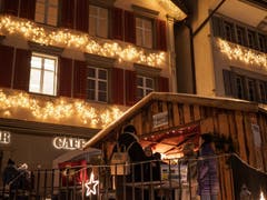 Der Glühweinstand in Lichtensteig - wegen des Umzugs der Gemeinde dieses Jahr an neuem Ort - öffnete am 24. November zum ersten Mal. (Bild: Sascha Erni)