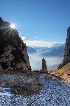 Ausblick von der Saxerlücke ins Rheintal. Immer noch herrliches Bergwetter. (Bild: Franz Häusler)