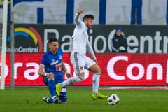 Stefan Knezevic (links) - Innenverteidiger- Note –Nach Foul von Van Wolfswinkel renkt er sich das Schienbeinköpfchen aus und muss verletzt raus.(Bild: Martin Meienberger / Freshfocus (Luzern, 25. November 2018))