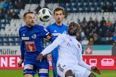 Die Luzerner Christian Schneuwly und Shkelqim Demhasaj gegen den Basler Eder Balanta (von links). (Bild: Martin Meienberger / Freshfocus (Luzern, 25. November 2018))