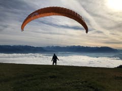Ab in den Nebel. Start vom St. Anton aus. (Bild: Renate Wachsmuth)