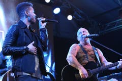 Gölä wird von Jesse Ritch, links, begleitet.