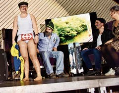 Aus der Szene: Wangser griffen Buchser an, der Reisende hat alles verloren – quasi bis auf Unterwäsche und SBB-Logo. (Bild: Bilder: Heidy Beyeler)