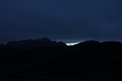 Plötzlicher Wetterumschwung! Eine dicke, monströse Wolke verhinderte mein Vorhaben eine warme Sonnenuntergangsstimmung zu zeigen. (Bild: Walter Schmidt)