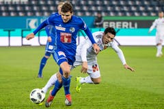Luzerns Pascal Schürpf (links) enteilt dem Basler Blas Riveros. (Bild: Alexandra Wey / Keystone (Luzern, 25. November 2018))