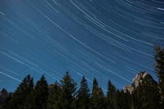Sternspuren am Himmel zwischen den Kreuzbergen und dem Hundstein etwa in Richtung West-Südwest (über dem Fählensee). Aufgenommen am 22. November 2018 etwa zwischen 21:30 und 23:30 Uhr. (Bild: Franz Häusler)