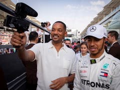 Schauspieler Will Smith macht mit Champion Lewis Hamilton ein Selfie (Bild: KEYSTONE/EPA/VALDRIN XHEMAJ)