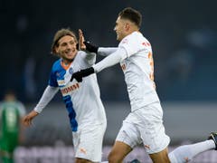 Die Spieler der Grasshoppers hatten am Sonntag gleich doppelt Grund zur Freude (Bild: KEYSTONE/CHRISTIAN MERZ)