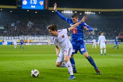 Lazar Cirkovic (rechts) - Innenverteidiger - Note 4Kommt für Knezevic (27.), fällt mit seiner Kopfballstärke positiv auf, macht aber auch Fehler.(Bild: Martin Meienberger / Freshfocus (Luzern, 25. November 2018))