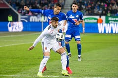 Zweikampf zwischen Luzerns Lucas Alves (hinten) und Basels Albian Ajeti. (Bild: Alexandra Wey / Keystone (Luzern, 25. November 2018))