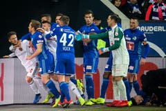 Spieler geraten aneinander. (Bild: Alexandra Wey / Keystone (Luzern, 25. November 2018))