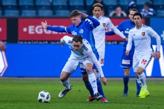 Luzerns Idriz Voca (hinten) wird von Basels Luca Zuffi gestoppt. (Bild: Martin Meienberger / Freshfocus (Luzern, 25. November 2018))