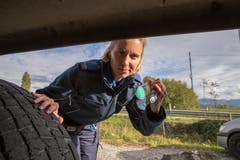 Zu Sabrina Schmitters Aufgaben gehört nicht nur das Lösen von Fällen, sondern auch das Inspizieren von Autos und Lastwagen.