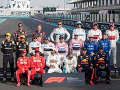 Die 20 Formel-1-Stammfahrer von 2018 stellen sich letztmals zum Gruppenfoto (Bild: KEYSTONE/EPA/VALDRIN XHEMAJ)