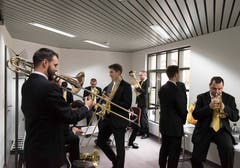 Vor dem Auftritt: Mitglieder der Brass Band Bürgermusik Luzern beim Einspielen.