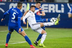 Luzerns Stefan Knezevic (rechts) im Kampf mit Basels Albian Ajeti um den Ball. (Bild: Alexandra Wey / Keystone (Luzern, 25. November 2018))