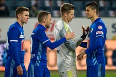 Handshake zwischen Jonas Omlin (zweiter vo rechts) und den Luzernern Silvan Sidler, Christian Schneuwly und Lazar Cirkovic. (Bild: Alexandra Wey / Keystone (Luzern, 25. November 2018))