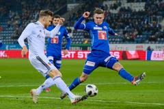 Silvan Sidler (rechts) - Linker Verteidiger - Note 4Er fällt durch seinen enormen Einsatz auf. Wertvolle Spielpraxis für den U21-Nationalspieler.(Bild: Martin Meienberger / Freshfocus (Luzern, 25. November 2018))