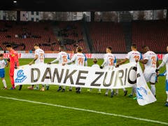 Die Spieler von GC bedanken sich für das Ja zum Bau des neuen Fussballstadions (Bild: KEYSTONE/CHRISTIAN MERZ)