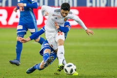 Luzerns Christian Schneuwly (hinten), bremst Blas Riveros. (Bild: Alexandra Wey / Keystone (Luzern, 25. November 2018))