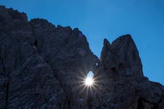 Es muss ja nicht immer das Martinsloch sein. Auch das Felsenfenster am 5. Kreuzberg-West im Alpstein darf sich sehen lassen. (Bild: Franz Häusler)