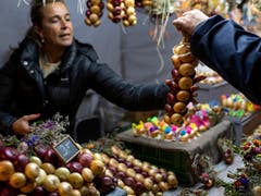 Unzählige Zwiebelzöpfe, viele von ihnen mit kleinen Blumen verziert, werden am Berner Zibelemärit angeboten. (Bild: KEYSTONE/ANTHONY ANEX)