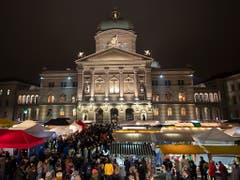 Das Bundeshaus bildet die Kulisse für einen der wichtigsten Verkaufsplätze des Zibelemärits, den Bundesplatz. (Bild: KEYSTONE/ANTHONY ANEX)