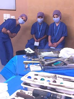 Luisa und Sophia mit Teuta Fejzulahi, Fachfrau Operationstechnik, in einem Operationssaal des Luzerner Kantonsspitals in Wolhusen. Gleich erhalten sie Einblick in einen menschlichen Körper: ein Hüftimplantat wird eingesetzt, dann eine Schraube entfernt.