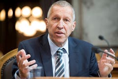 Konrad Graber war ein Kontrahent Keller-Sutters bei der Rentenreform. Graber kämpfte für die Vorlage und den 70-Franken-Zustupf, an der Urne setzten sich aber die Gegner um Keller-Sutter durch. Trotzdem schätzen sich der Luzerner CVP-Ständerat und die Ostschweizerin sehr. (Bild: Anthony Anex/Keystone (Bern, 8. März 2017))