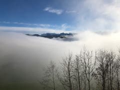 Eine Lücke in der Nebeldecke ermöglicht den Blick zum Glärnisch. (Bild: Paul Hegglin, 25. November 2018)